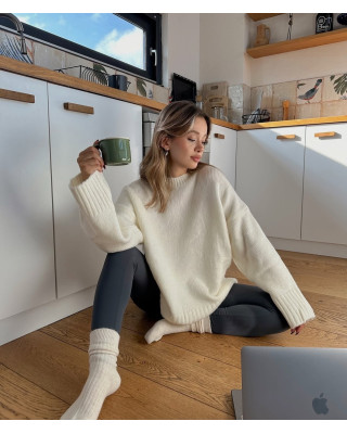 بلوزة شتوية سادة - ابيض كريمي بلوزة شتوية سادة - ابيض كريمي