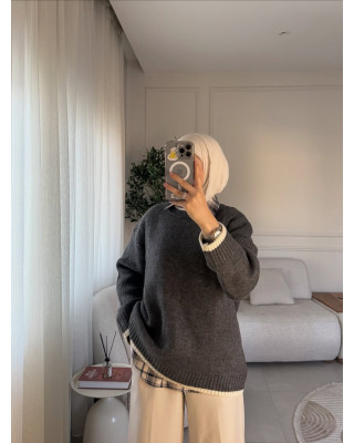 بلوزة شتوية سكني غامق مميزة بخط بيج بلوزة شتوية سكني غامق مميزة بخط بيج