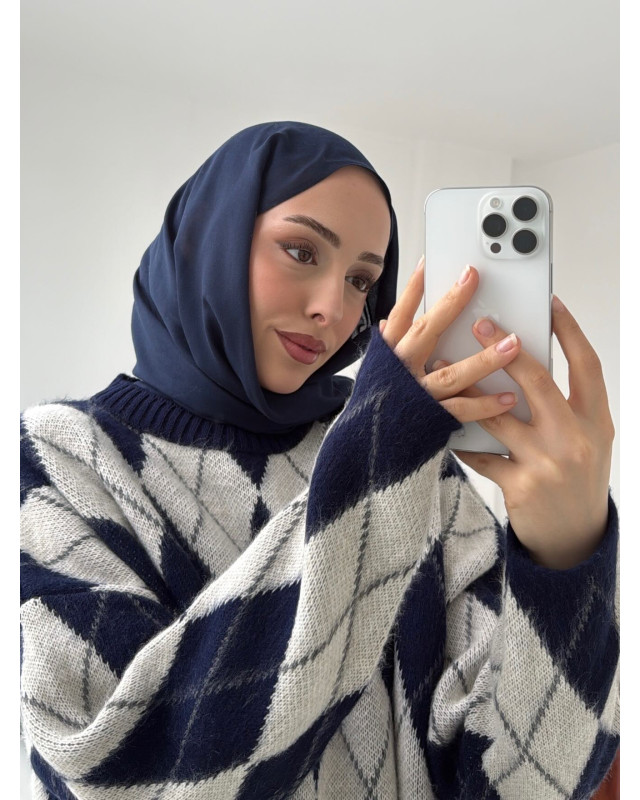 بلوزة شتوية مقلمة باللون الكحلي و الابيض 