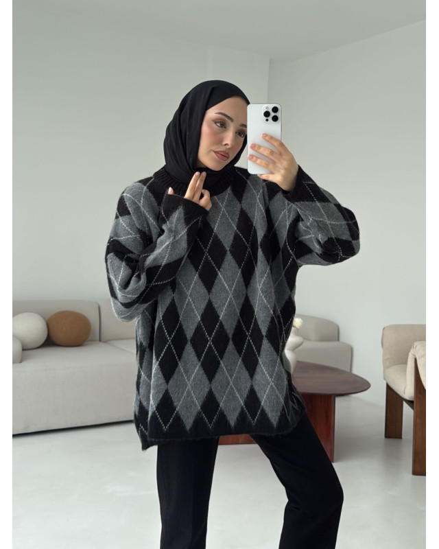 بلوزة شتوية مقلمة باللون الاسود و السكني  
