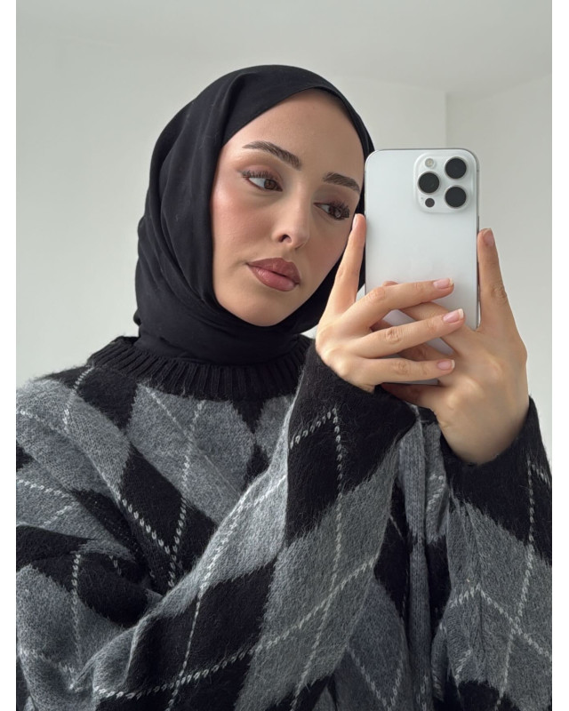 بلوزة شتوية مقلمة باللون الاسود و السكني  