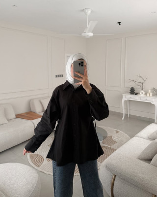 قميص اسود سادة - بتخصّر بربطات صغيرة قميص اسود سادة - بتخصّر بربطات صغيرة