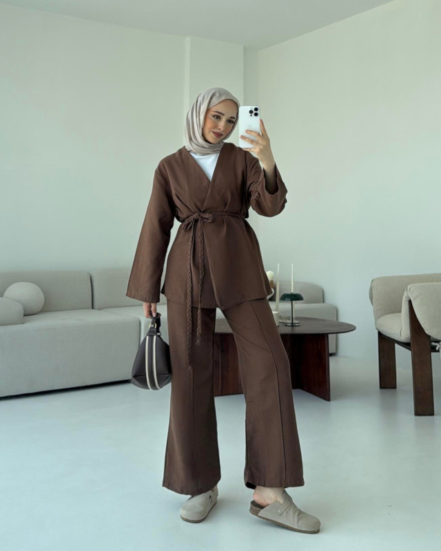 طقم جاكيت وبنطلون مع حزام مجدول - بني