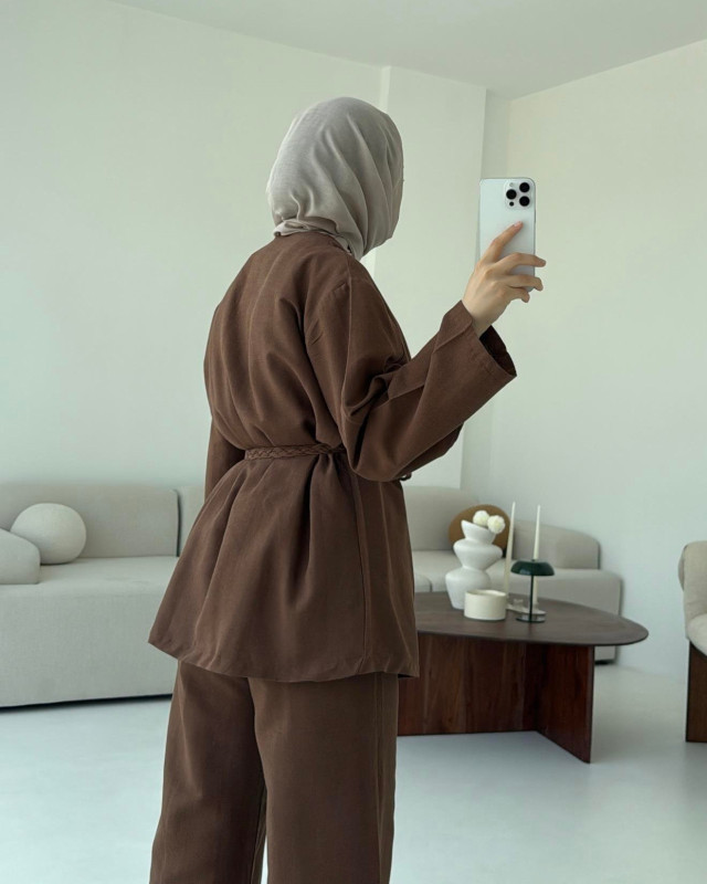 طقم جاكيت وبنطلون مع حزام مجدول - بني