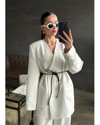 بليزر ابيض مقلم مع حزام جلد