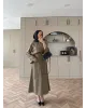 طقم قميص و تنورة بإكسسوار ذهبي جانبي - زيتي