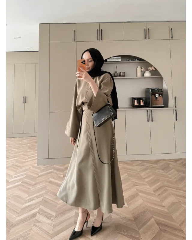 طقم قميص و تنورة بإكسسوار ذهبي جانبي - زيتي