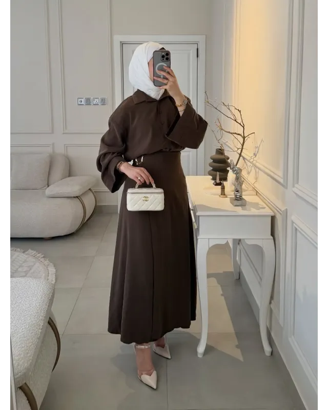 طقم قميص و تنورة بإكسسوار ذهبي جانبي - بني
