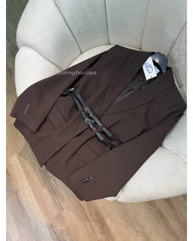 بليزر بني غامق بحزامين جلد