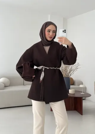 بليزر مبطن مع حزام من الخرز و الساتان - بني