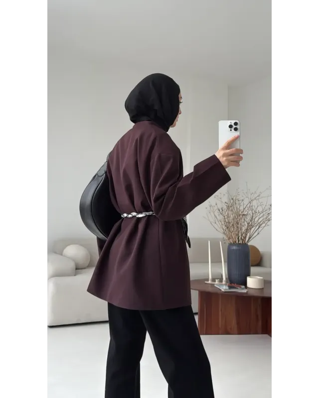 بليزر مبطن مع حزام من الخرز و الساتان - خمري غامق