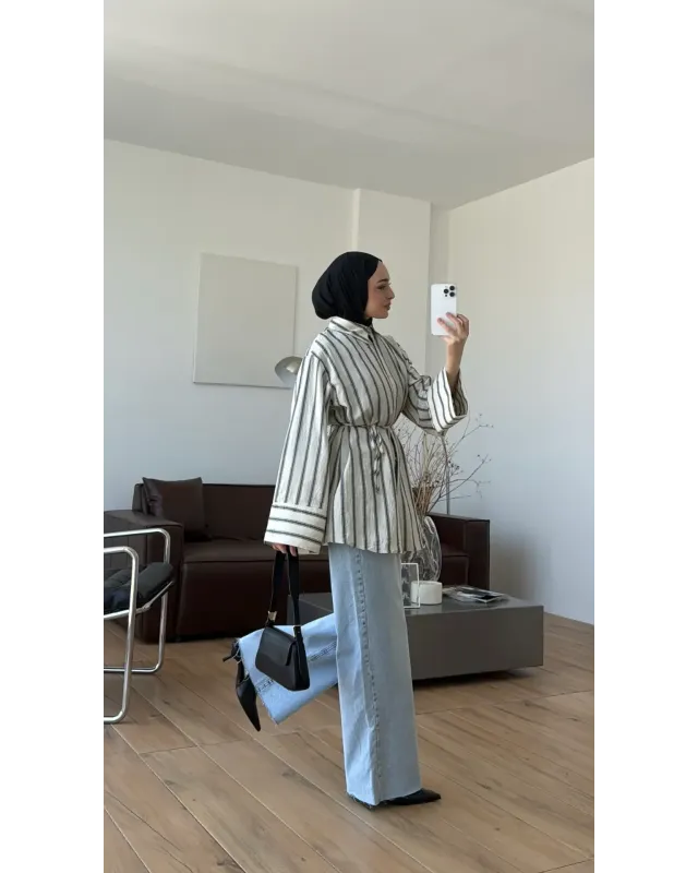 قميص مخطط مع حزام رفيع - بيج فاتح