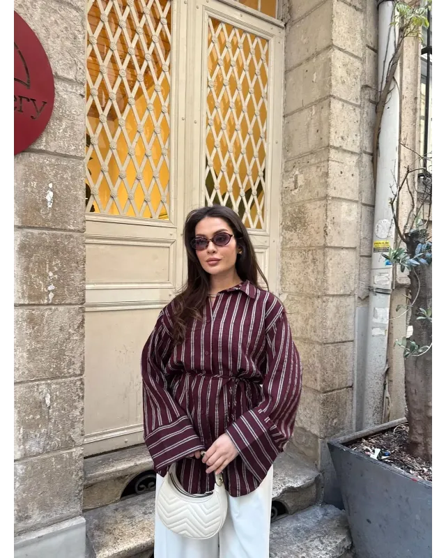 قميص مخطط مع حزام رفيع - خمري