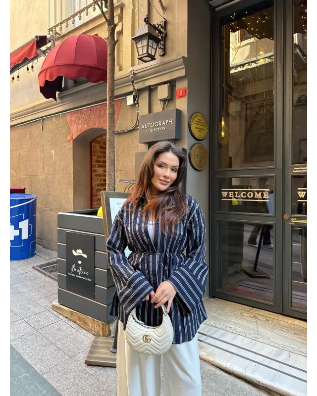 قميص مخطط مع حزام رفيع - كحلي