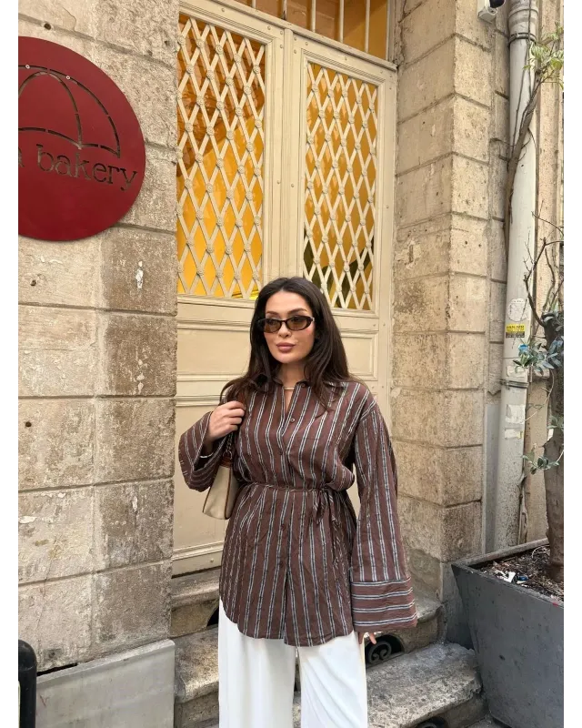 قميص مخطط مع حزام رفيع - بني