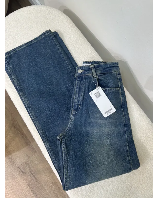 Mid-rise Straight Leg Jeans – Medium Blue Wash