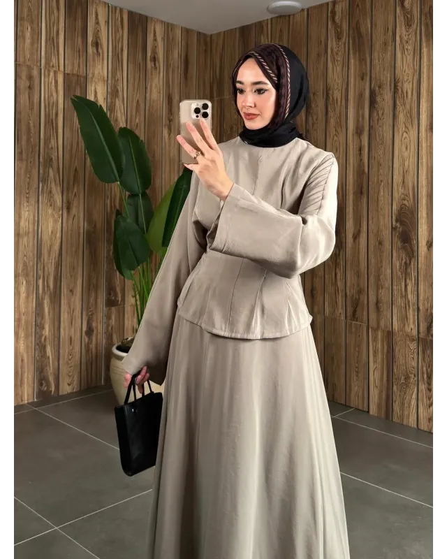 طقم تنورة وقميص مخصّر - بيج