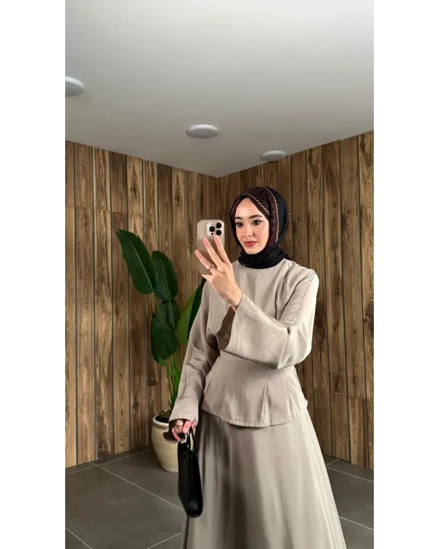 طقم تنورة وقميص مخصّر - بيج