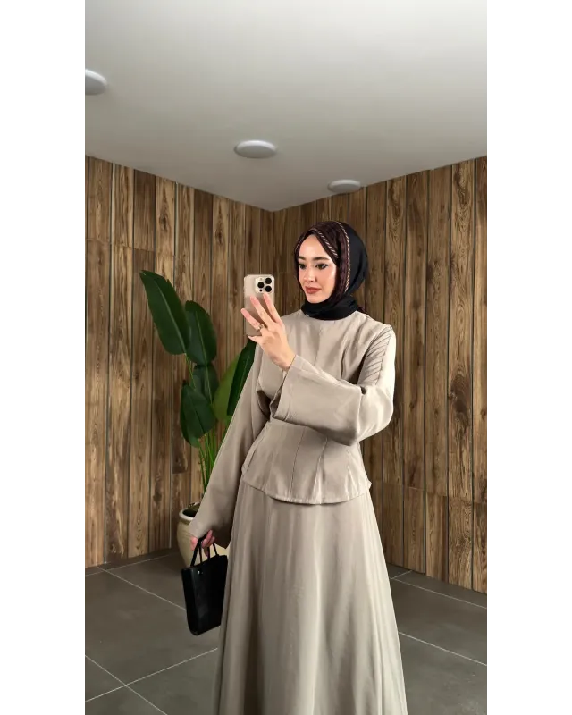 طقم تنورة وقميص مخصّر - بيج