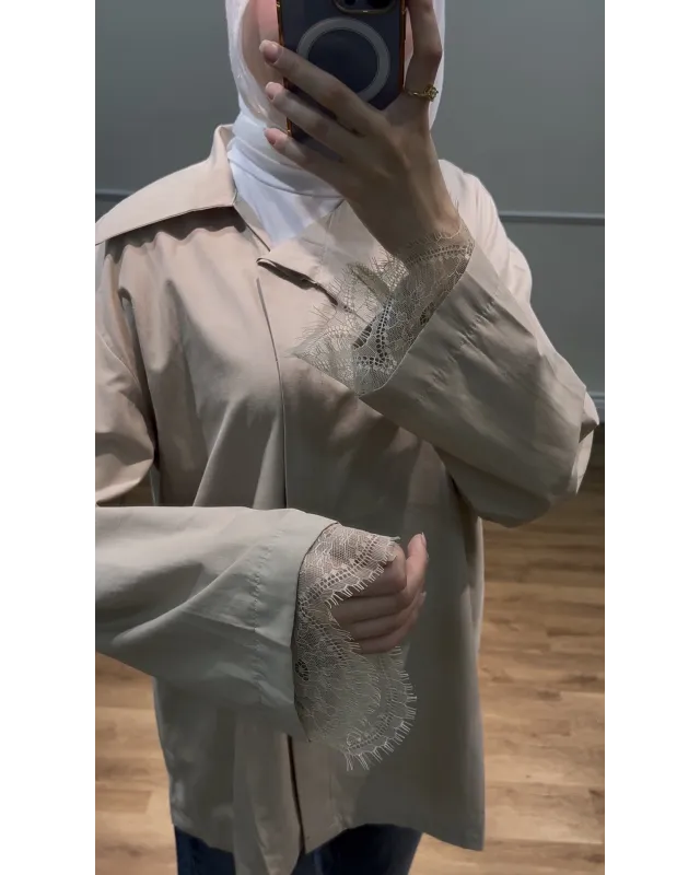 قميص سادة بأكمام مزينة بالدانتيل - بيج قميص سادة بأكمام مزينة بالدانتيل - بيج