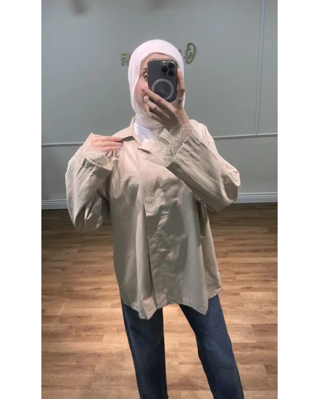 قميص سادة بأكمام مزينة بالدانتيل - بيج قميص سادة بأكمام مزينة بالدانتيل - بيج