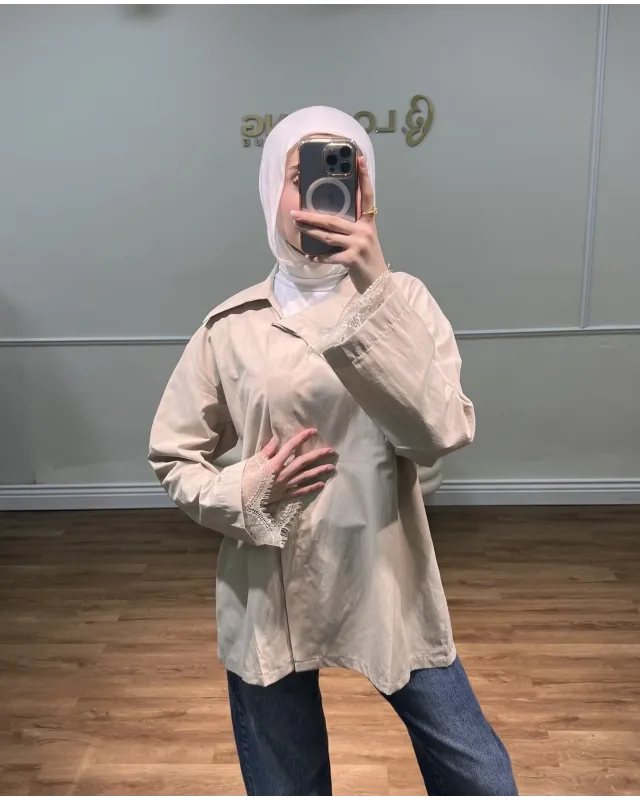 قميص سادة بأكمام مزينة بالدانتيل - بيج قميص سادة بأكمام مزينة بالدانتيل - بيج